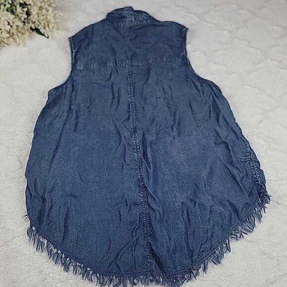 ROCK & REPUBLIC Frayed Denim Sleeveless Button Up Top [SIZE LARGE]‎ - Picture 2 of 5